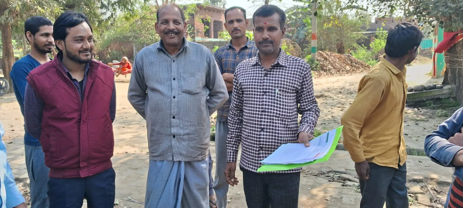 शाहजहांपुर: पाइपलाइन घोटाले की जांच करने पहुंचे जल निगम के JE, अब अधिकारियों भेजी जाएगी रिपोर्ट