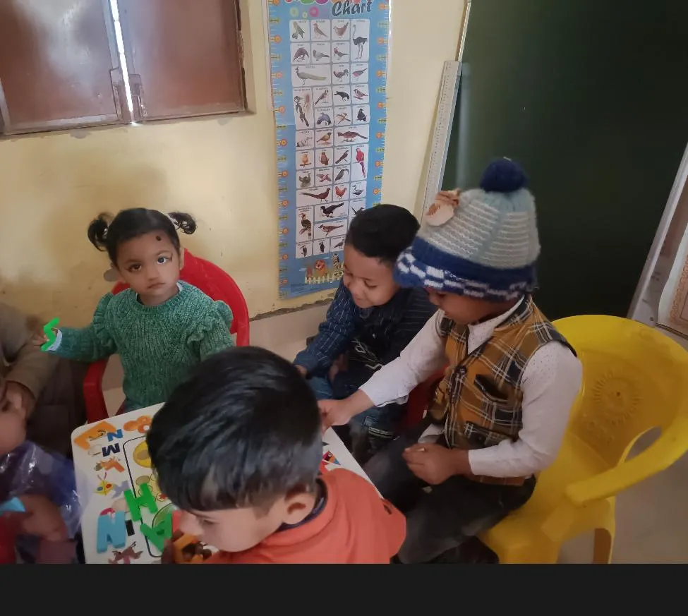 बरेली: डीएम ने कराया अपनी  बेटी का आंगनबाड़ी केंद्र में दाखिला,बना चर्चा