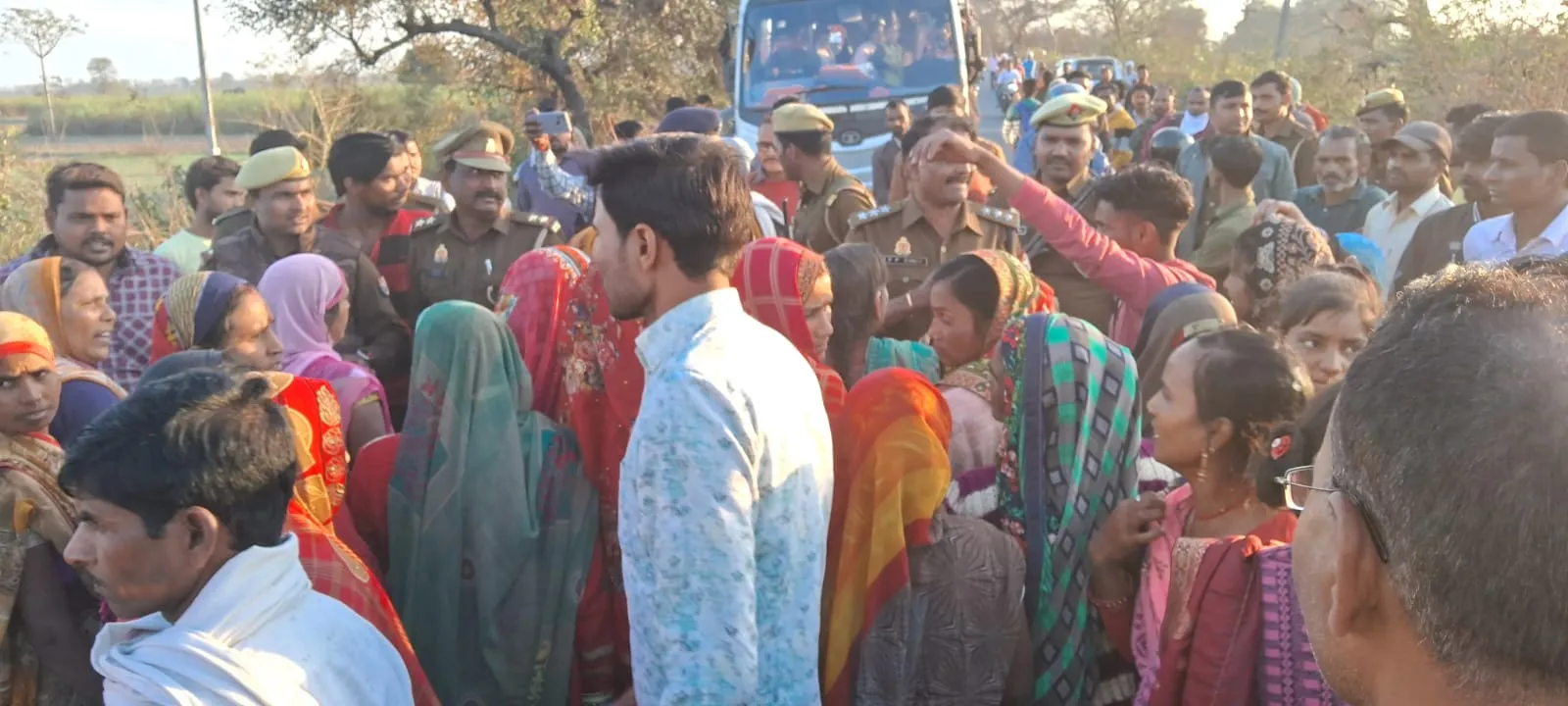 लखीमपुर-खीरी: झाड़ियों में मिला लापता व्यापारी का शव, पुलिस पर लापरवाही का आरोप...ग्रामीणों ने लगाया जाम 