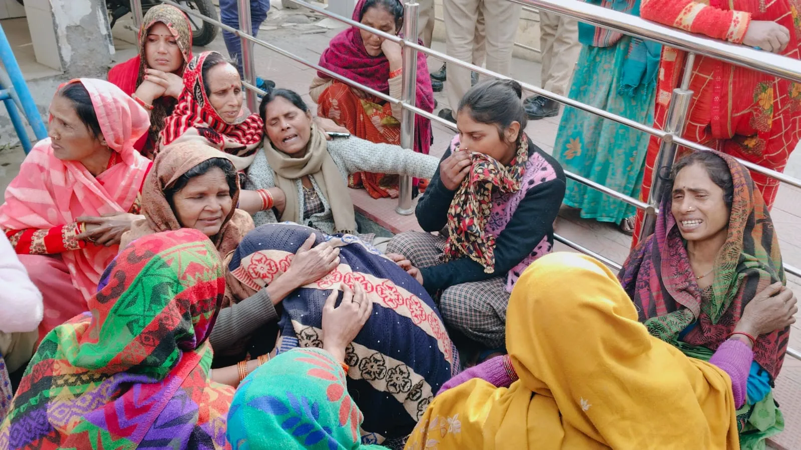 शाहजहांपुर सड़क हादसा: सपने हो गए चकनाचूर...बिलख रहे परिजनों के नहीं थम रहे थे आंसू