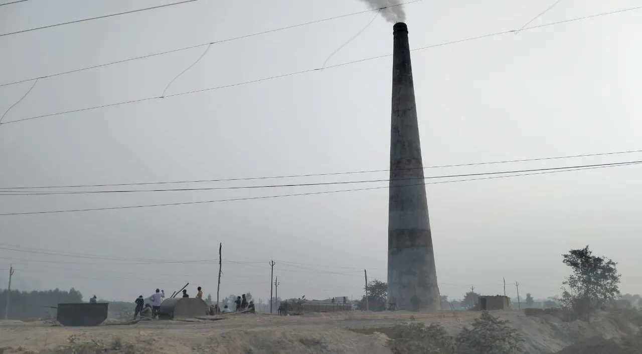 Kasganj: अवैध रूप से संचालित हो रहे ईट भट्ठे, जिम्मेदारों को नहीं कोई परवाह