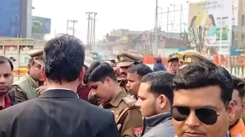 Kanpur: अधिवक्ताओं ने जमकर किया हंगामा, होमगार्ड पर लगाया आरोप: अधिवक्ता से मांगी थी घूस; मना करने पर की मारपीट...