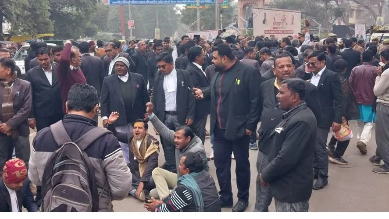 Chitrakoot News: चार मासूमों की मौत से अधिवक्ता आक्रोशित…सड़क जाम कर की नारेबाजी