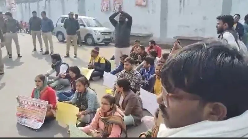 69000 शिक्षक भर्ती : शिक्षा मंत्री बाहर आओ पिछड़ों की हालत देखकर जाओ, जानें क्यों कहने को मजबूर हुये शिक्षक अभ्यर्थी