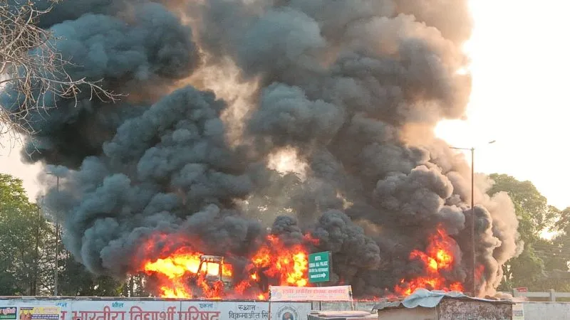 Kanpur News: ट्रेलर में लगी भीषण आग; धू-धूकर जल उठा...लपटें देखकर इलाके में फैली सनसनी...