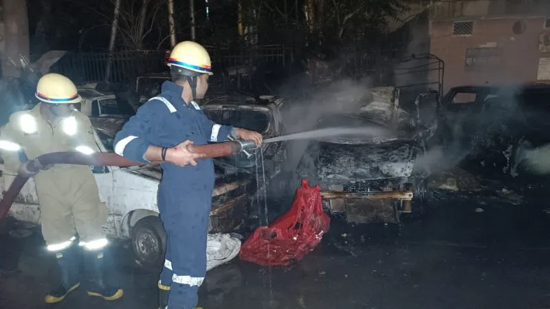 आग बुझाते