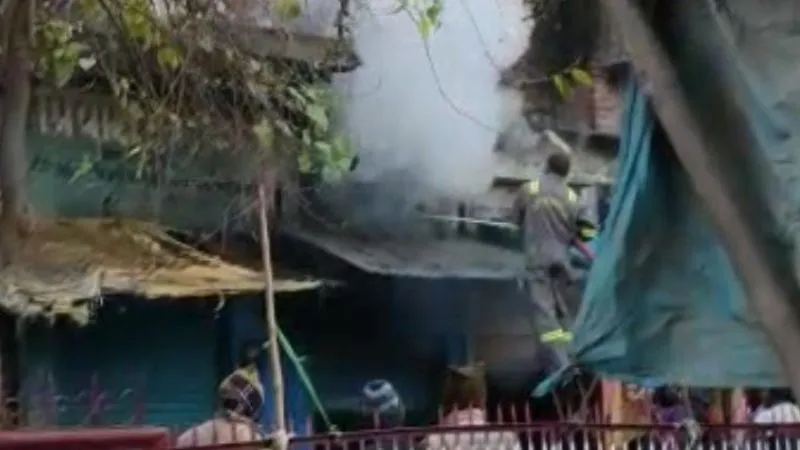 Etawah Fire: शार्ट सर्किट से सर्राफ की दुकान में लगी आग... दमकल ने कड़ी मशक्कत कर पाया काबू