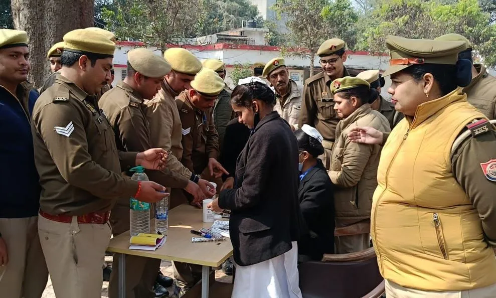 Bareilly News: एसएसपी ऑफिस में लगा कैंप, फरियादियों और पुलिस कर्मियों को खिलाई गई फाइलेरिया की दवा 