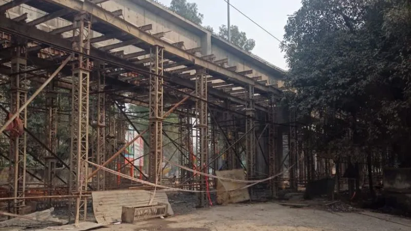 Etawah: रामनगर फाटक पर ओवरब्रिज निर्माण से रास्ते बंद; पांच किलोमीटर लंबा चक्कर लगाने को मजबूर हुए लोग... 