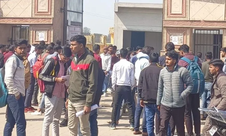 Kasganj News: शांति पूर्ण ढंग से संपन्न हुई पुलिस भर्ती परीक्षा, सरल पेपर देख परीक्षार्थियों के खिले चेहरे