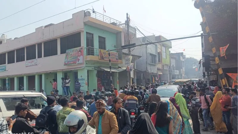 Auraiya: भीषण जाम के चलते बंद न हो सकी रेलवे क्रासिंग; 40 मिनटों तक आउटर पर ही खड़ी रही महानंदा एक्सप्रेस...