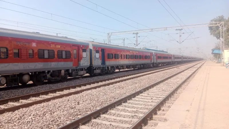 Auraiya: कंचौसी रेलवे स्टेशन पर इलेक्ट्रॉनिक सिग्नल सिस्टम में आई खराबी; 15 मिनट तक खड़ी रही आस्था स्पेशल एक्सप्रेस