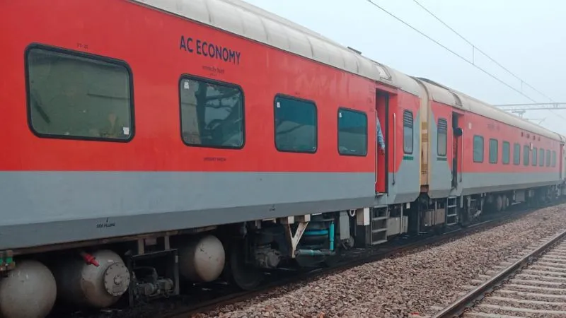 Indian Railway: आठ घंटे देरी से कंचौसी रेलवे स्टेशन पहुंची फरक्का एक्सप्रेस...स्क्रीन पर टकटकी लगाए बैठे रहे लोग