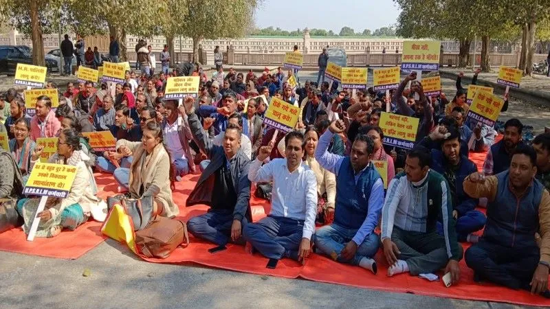 Video : निदेशक से मिले आजीविका मिशन के कर्मचारी, नहीं बनी बात 