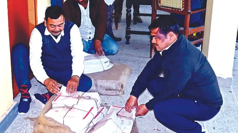 Kanpur: शिक्षा विभाग ने शुरू किया उत्तर पुस्तिकाओं का वितरण; 36 परीक्षा केंद्रों तक पहुंची यूपी बोर्ड कॉपियां... 