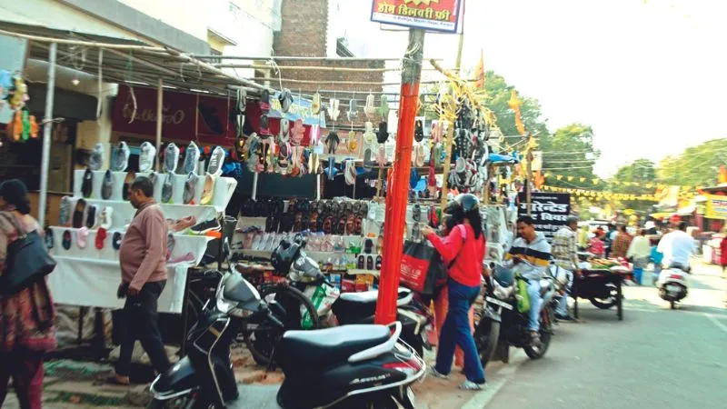 Kanpur: इस बड़े बाजार में बिना फुटपाथ की रोड, सड़क पर पार्किंग; अतिक्रमण से राहगीर होते परेशान