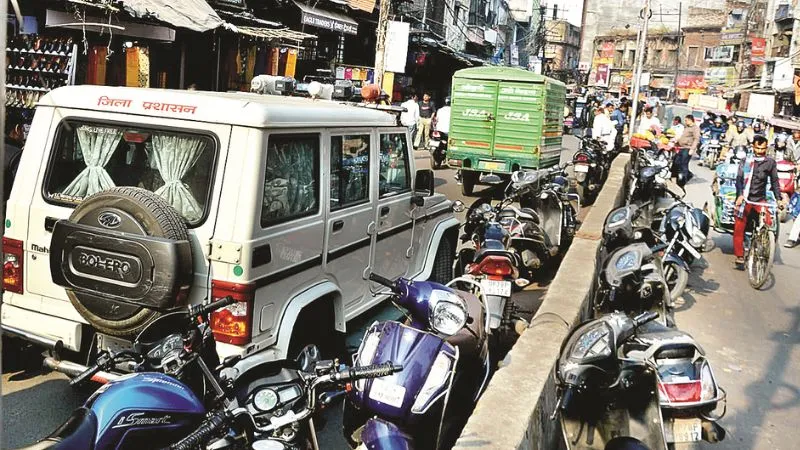 Kanpur News: अतिक्रमण ने मेस्टन रोड का दबाया गला; बीच सड़क खड़े होते हैं वाहन... पैदल चलना भी हो रहा दूभर...