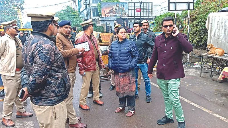 Kanpur News: मॉडल चौराहों पर निरीक्षण करने पहुंचा अफसरों का काफिला; देखकर भागे टेंपो व ई-रिक्शा...