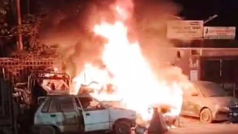 Fire In Kanpur: फूलबाग चौकी के बगल में खड़े जब्त 11 वाहनों में लगी भीषण आग; दमकल ने पाया काबू...