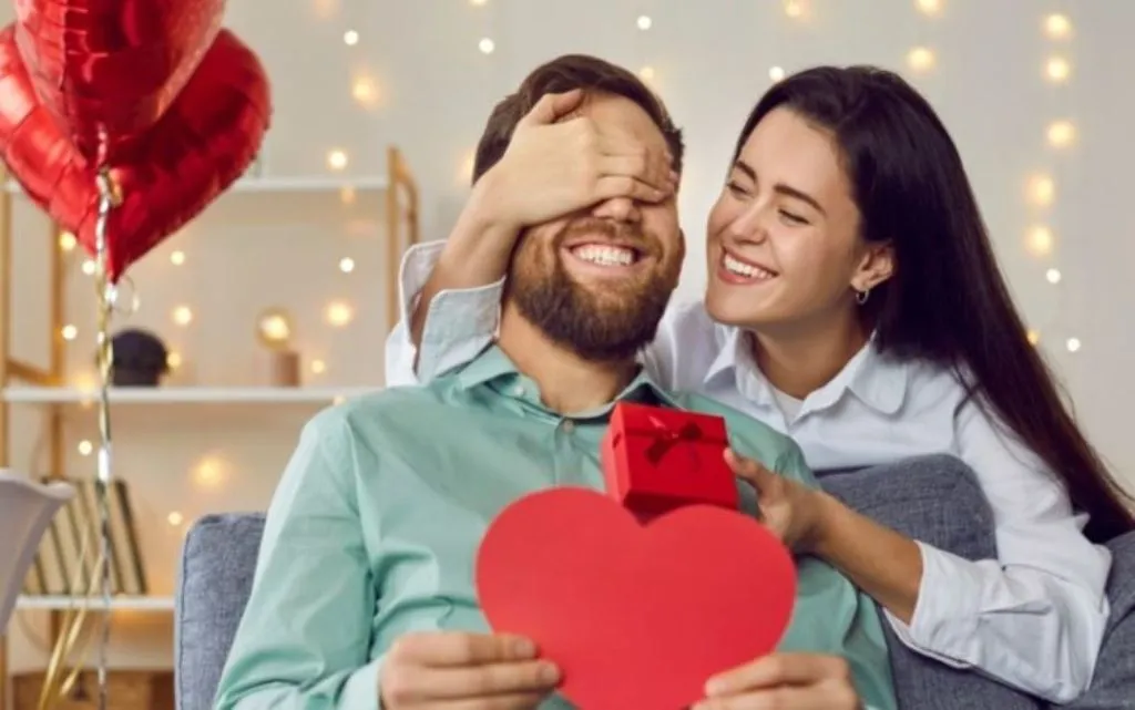 Valentine Day 2024: वैलेंटाइन डे पर इन खास गिफ्ट्स के जरिए पार्टनर तक पहुचाएं अपने दिल की बात