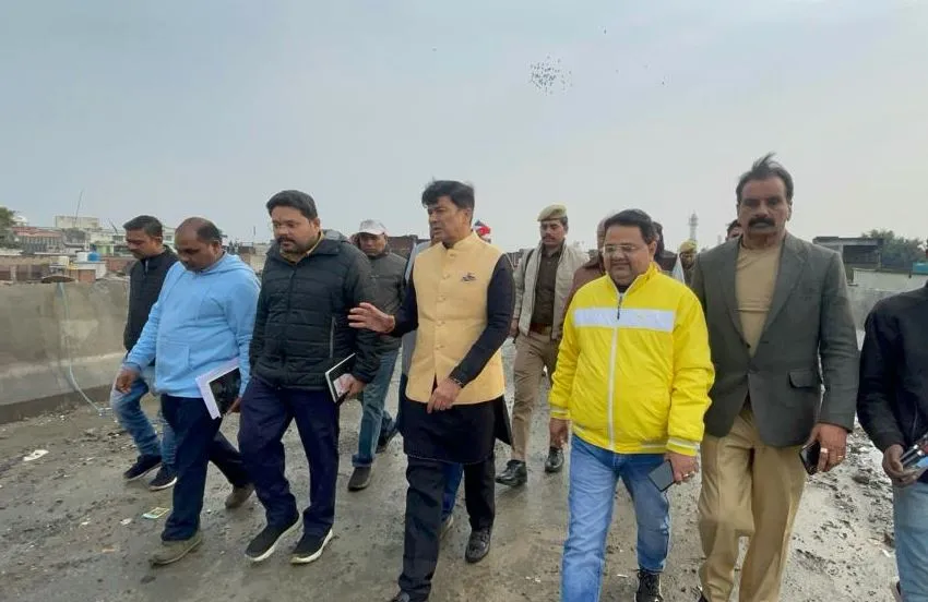 बरेली: महापौर ने कुतुबखाना ओवरब्रिज का किया निरीक्षण, 20 से 25 फरवरी तक ट्रैफिक दौड़ने की जताई उम्मीद