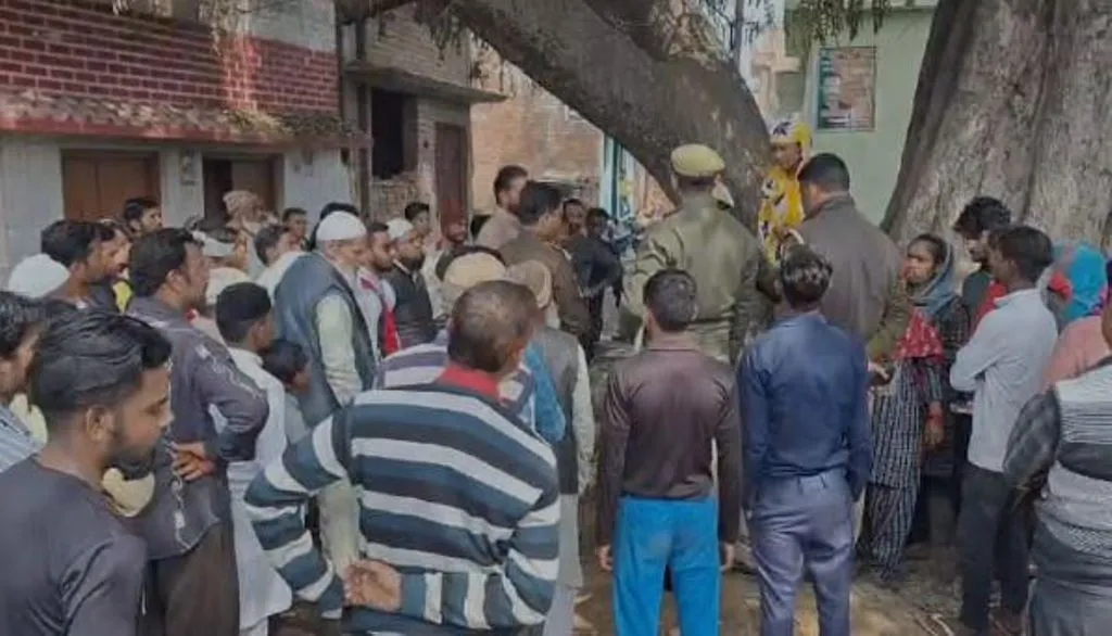 Bareilly News: धार्मिक स्थल की बाउंड्रीवाल को लेकर दो समुदाय आए आमने-सामने, पुलिस ने समझा-बुझाकर मामला कराया शांत