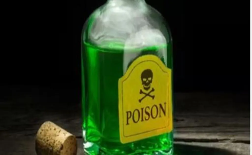 Kasganj News: मां बीमार है, पत्नी गर्भवती... जिम्मेदार नहीं दे रहे वेतन, कर्मचारी ने खाया जहरीला पदार्थ  