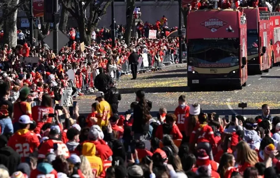 अमेरिका में ‘सुपर बाउल परेड’ में गोलीबारी में एक की मौत, आठ बच्चों समेत 22 लोग घायल 