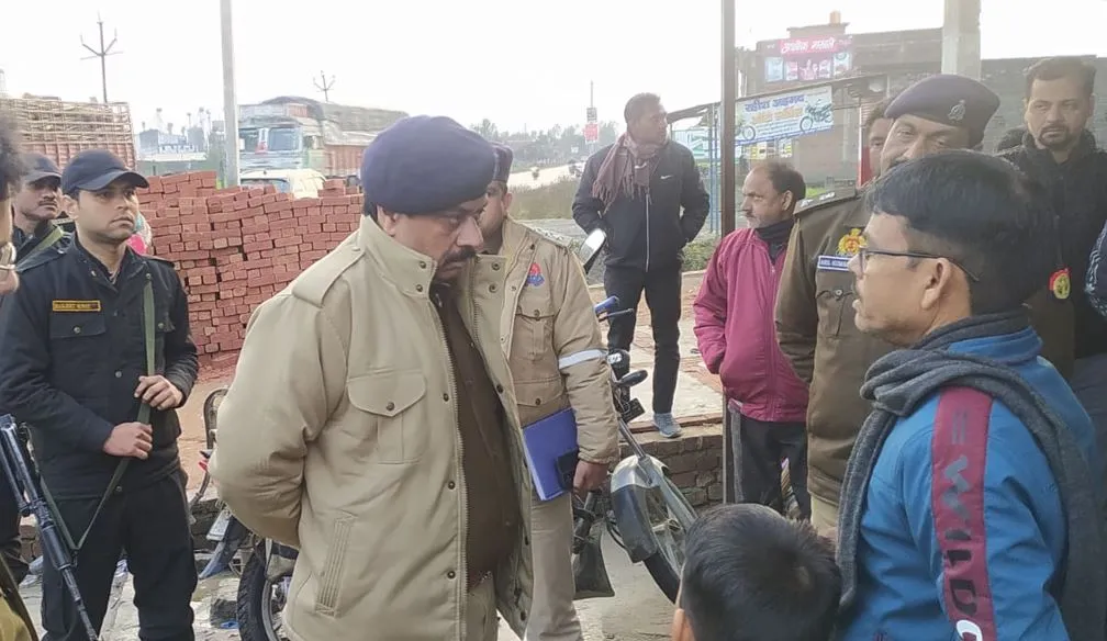 पीलीभीत: 40 लाख की डकैती के बाद पश्चिमी यूपी तक अलर्ट, आईजी ने पीड़ित परिवार से की मुलाकात, खेतों में भी चला सर्च अभियान