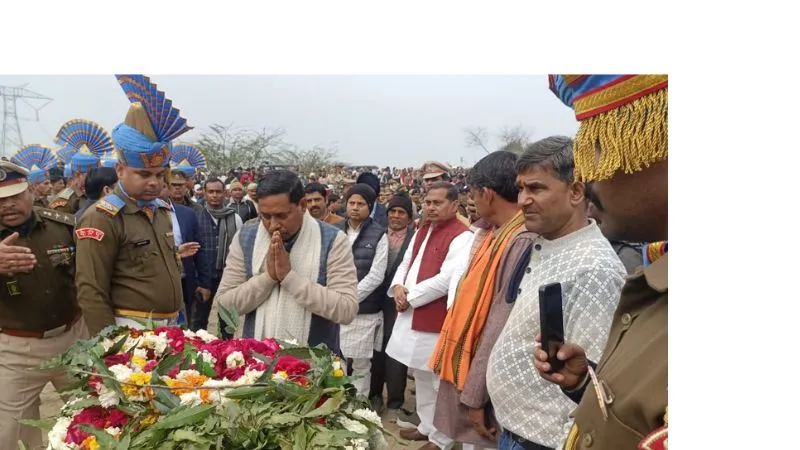 Etawah: दंतेवाड़ा में तैनात CRPF के जवान की मौत… रविवार को सैन्य सम्मान के साथ हुआ अंतिम-संस्कार, लिपटकर रोए बच्चे