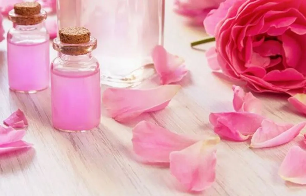 घर पर तैयार करें बाजार से सस्ता और शुद्ध गुलाबजल, यहां जानें तरीका