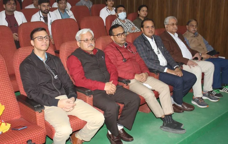 Bareilly News: घुटने के प्रत्यारोपण के दौरान बरतें सावधानी- डॉ. जेसी जॉन