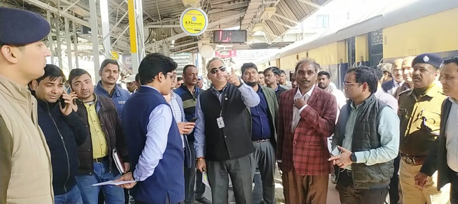 डीआरएम ने किया वाराणसी कैंट स्टेशन का निरीक्षण,रेल विकास को लेकर दिये निर्देश