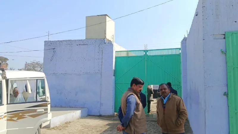 Farrukhabad: तम्बाकू व्यापारी के गोदाम व प्रतिष्ठान पर जीएसटी टीम ने मारा छापा; टैक्स चोरी की आशंका के चलते कार्रवाई...