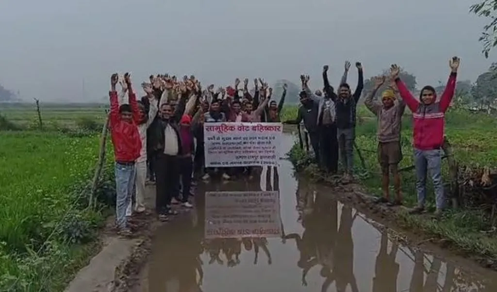 कासगंज: वर्षों से मुख्य मार्ग के जलभराव से त्रस्त ग्रामीणों का फूटा गुस्सा, वोट बहिष्कार का लिया निर्णय
