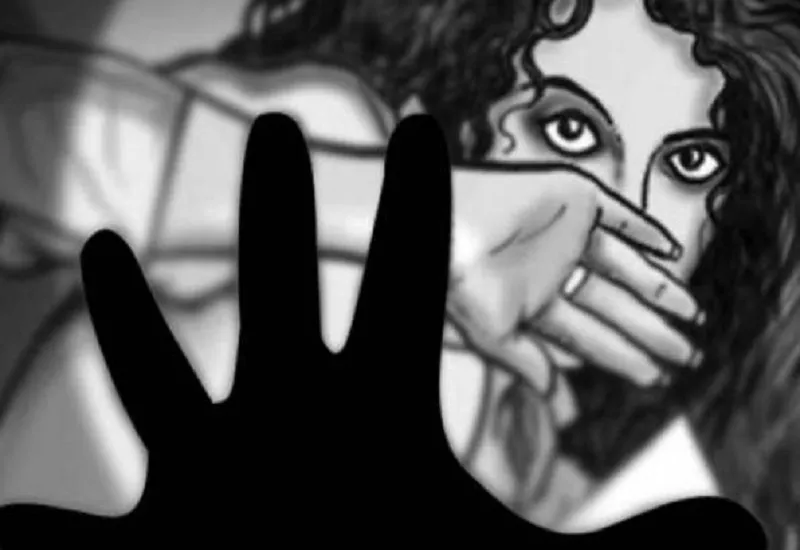 मुरादाबाद : दुष्कर्म का मुकदमा वापस न लेने पर दबंगों ने घर में घुसकर धमकाया, एसएसपी के सामने पेश हुई थी पीड़िता 