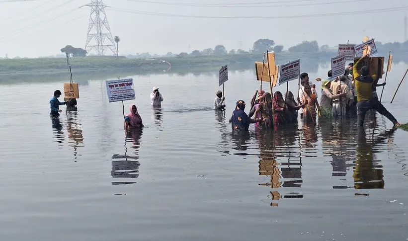 Agra News: मुआवजा नहीं दिया तो किसानों ने यमुना में उतरकर किया प्रदर्शन