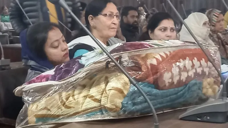 कानपुर: सदन है या धर्मशाला: सदन में कंबल व बिस्तर लेकर ही पहुंच गई पार्षद; डेरा डालने की जिद पर अड़ी...