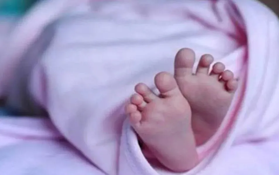 Budaun News: जिला महिला अस्पताल में नवजात की मौत पर परिजनों का हंगामा, इलाज में लापरवाही का लगाया आरोप