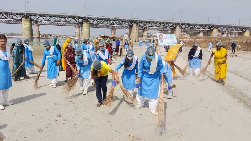 Unnao: संत निरंकारी मिशन के सेवादारों ने निकाली स्वच्छता रैली; गंगा तटों में फैली गंदगी साफ करके लोगों को किया जागरूक...