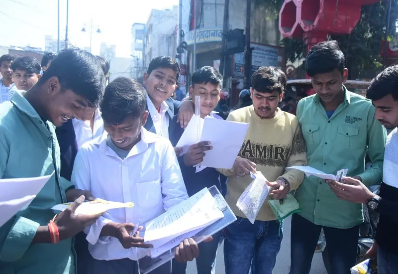 मुरादाबाद : आसान पेपर देख खिले परीक्षार्थियों के चेहरे