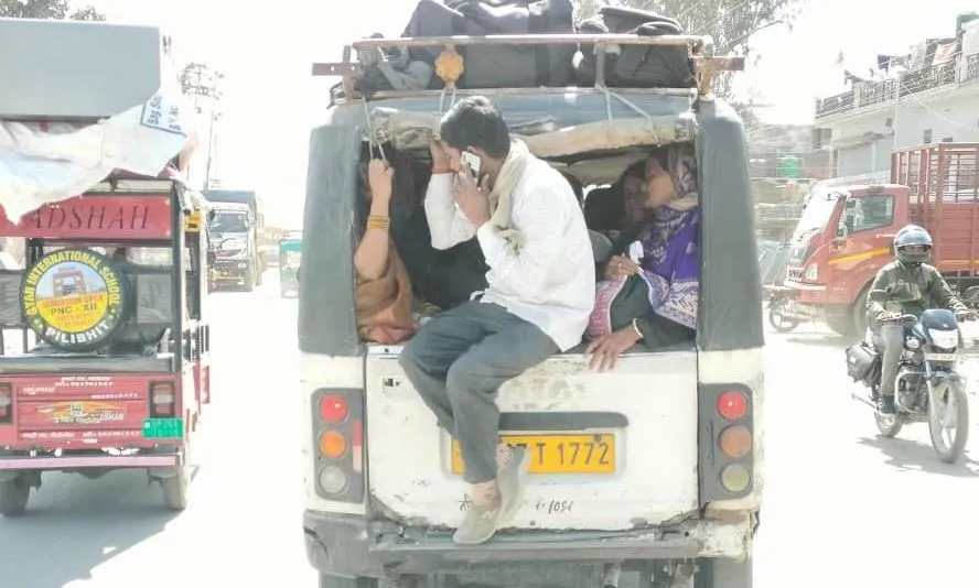 Pilibhit: कासगंज हादसे के बाद भी नहीं सुधरे, सवारियों की जान की फ्रिक न कार्रवाई का डर...खुलकर डग्गामारी 