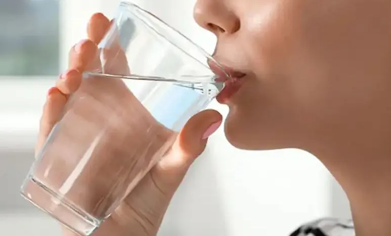 हमें दिनभर में कितना और कब पीना चाहिए पानी? यहां जानें सही मात्रा और समय 