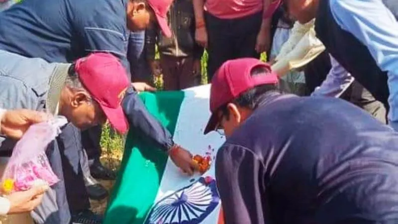 Banda: पूर्व सैनिक के पार्थिव शरीर का राजकीय सम्मान के साथ हुआ अंतिम संस्कार; सभी की आंखों से छलके आंसू... 