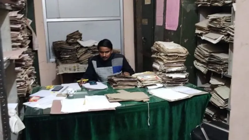 Unnao : पांच साल बाद खुला लेखा लिपिक का कमरा; वीडियोग्राफी के साथ फाइलों की जांच जारी... फर्जीवाड़ा होने की आशंका...