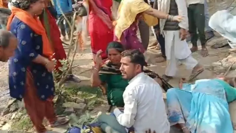 Fatehpur News: बस के डीजल टैंक में वेल्डिंग करते समय अचानक हुआ विस्फोट... दो युवकों की हालत गंभीर; कानपुर रेफर... 