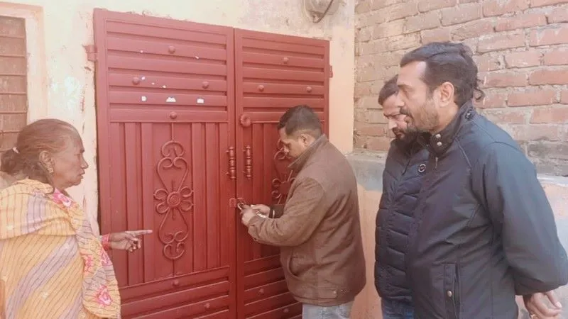 Video : ई-रिक्शा चालक की मौत के बाद नगर निगम ने खोला मकान का ताला, कहा-कोई कार्रवाई न की जाये
