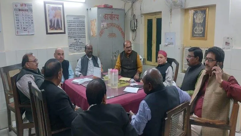 लखनऊ: वेतन विसंगति, कैडर पुनर्गठन, कैशलेस इलाज समेत अन्य मांगों पर अड़े कर्मचारी, 2 घंटे सत्याग्रह कर जतायेंगे विरोध