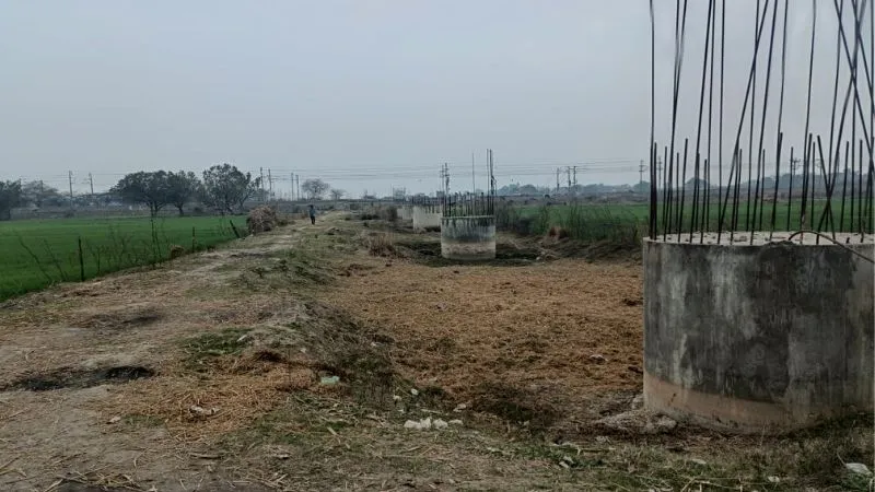 Auraiya News: बेनतीजा रही अधिकारियों और किसानों के बीच वार्ता; चक्रव्यूह में फंसा कंचौसी फ्लाई ओवर निर्माण...