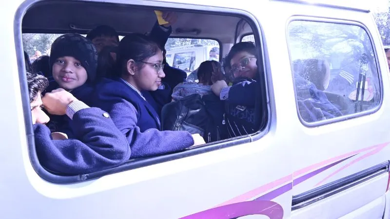 Kanpur News: स्कूली वाहनों की अराजकता बरकरार: अरौल हादसे के बाद भी नहीं चेते; ठूंस-ठूंस कर गाड़ियों में भरे गए बच्चे... 